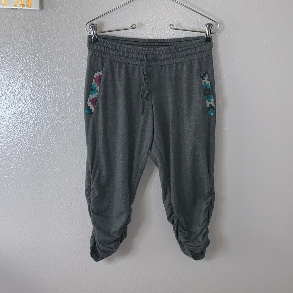 Yogi yoga native print pocket ruched capri yoga pants